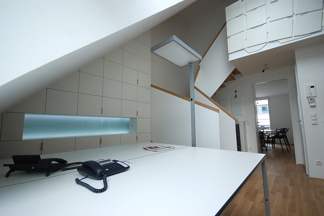Arbeitsplatz im Coworking-Büro am medizinischen Campus